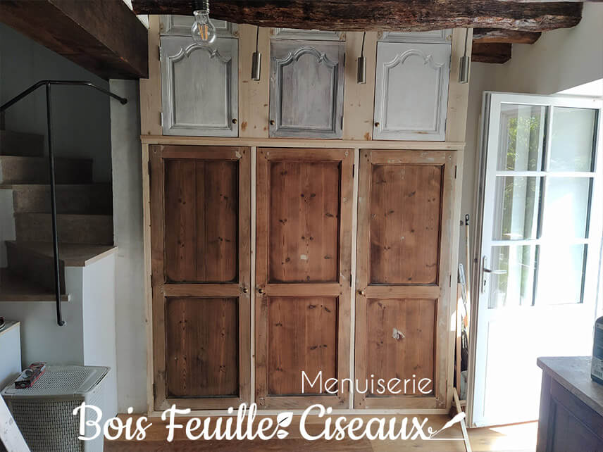 Aménagement d'une cuisine originale avec récup de portes en bois pour les meubles